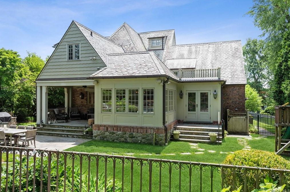 7 Sterling Rd, Harrison NY  10528-1403 exterior