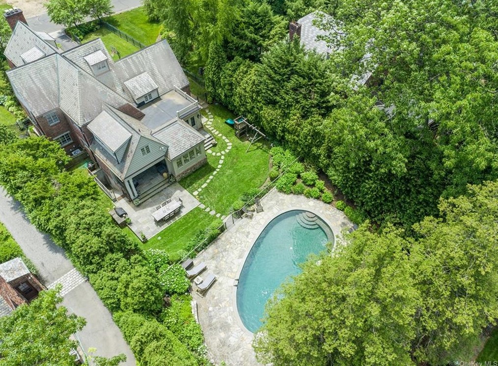 7 Sterling Rd, Harrison NY  10528-1403 exterior