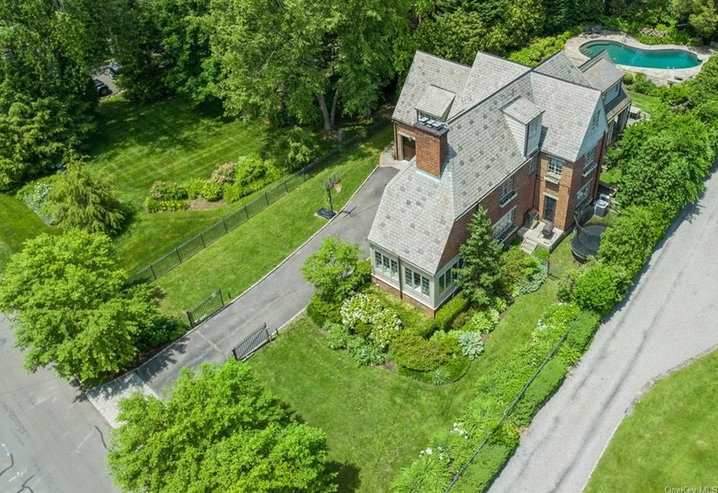 7 Sterling Rd, Harrison NY  10528-1403 exterior