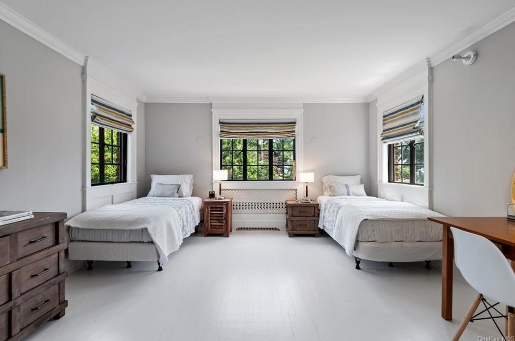 7 Sterling Rd, Harrison NY  10528-1403 exterior