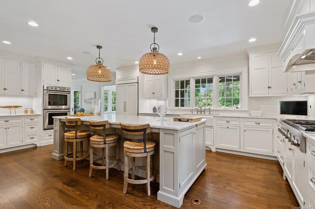 7 Sterling Rd, Harrison NY  10528-1403 exterior