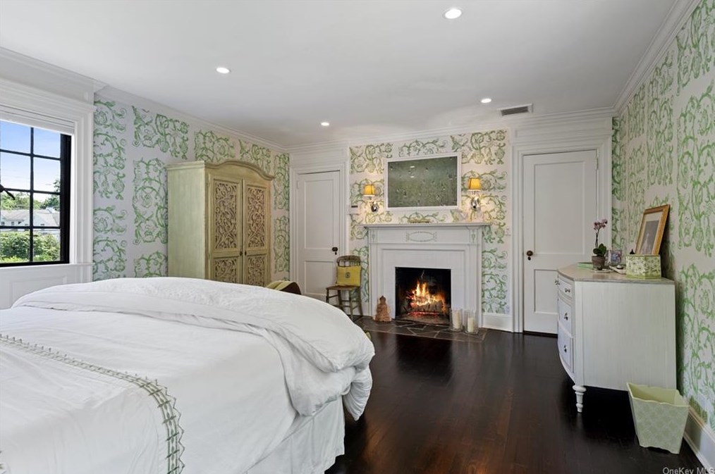 7 Sterling Rd, Harrison NY  10528-1403 exterior