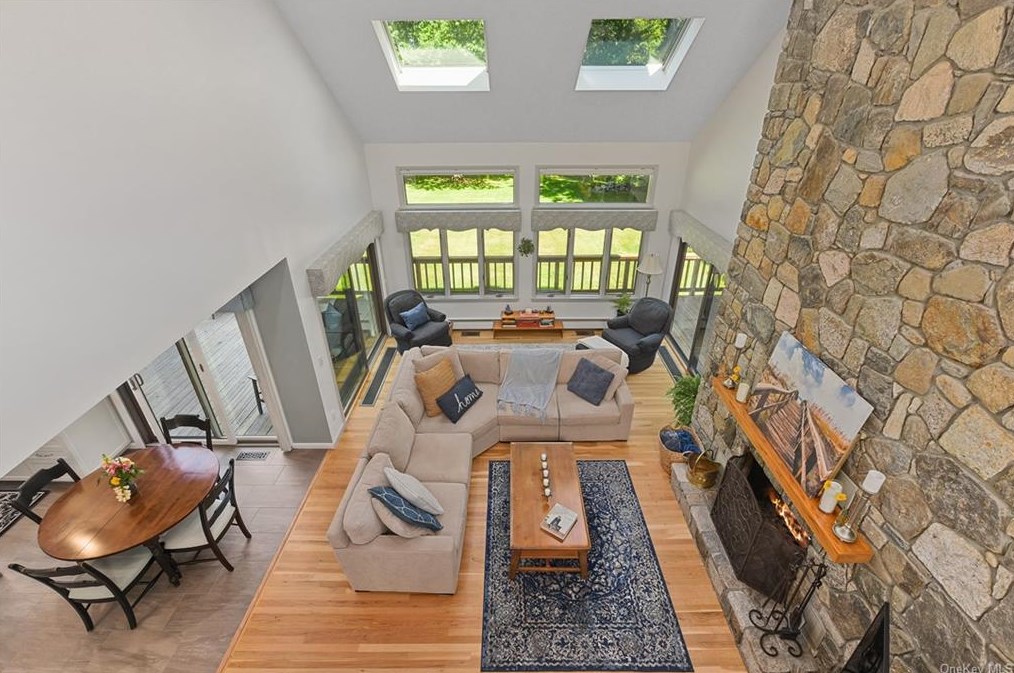 6 Quaker Hill Ct, Croton On Hudson NY  10520-3522 exterior