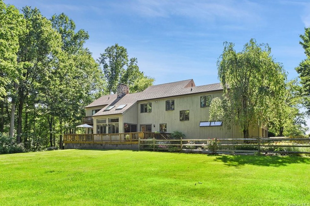 6 Quaker Hill Ct, Croton On Hudson NY  10520-3522 exterior