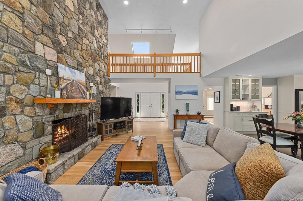 6 Quaker Hill Ct, Croton On Hudson NY  10520-3522 exterior