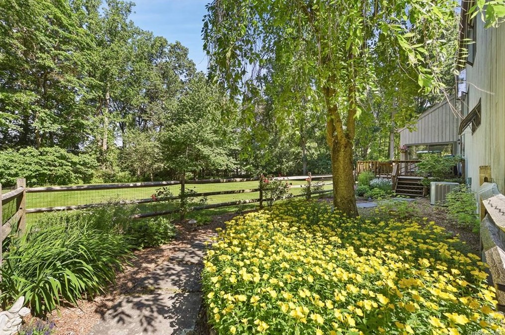 6 Quaker Hill Ct, Croton On Hudson NY  10520-3522 exterior