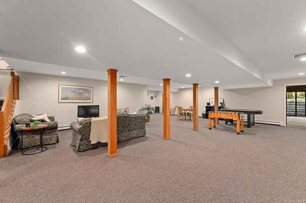 6 Quaker Hill Ct, Croton On Hudson NY  10520-3522 exterior