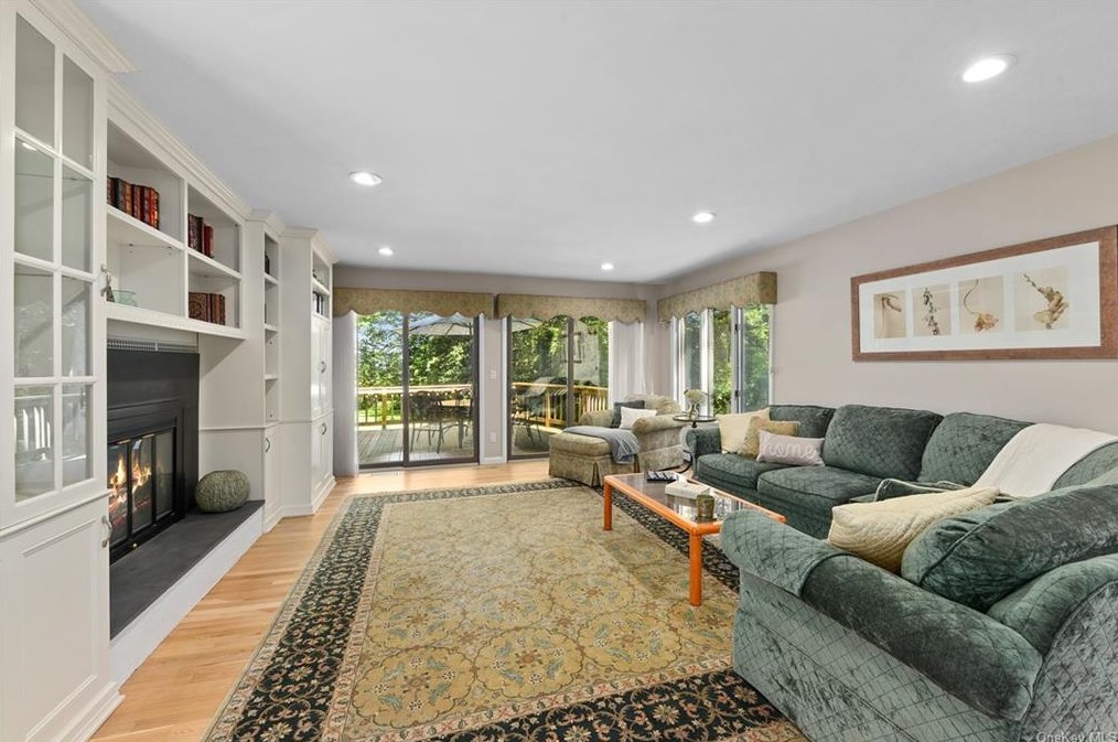 6 Quaker Hill Ct, Croton On Hudson NY  10520-3522 exterior