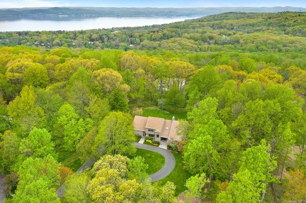 6 Quaker Hill Ct, Croton On Hudson NY  10520-3522 exterior