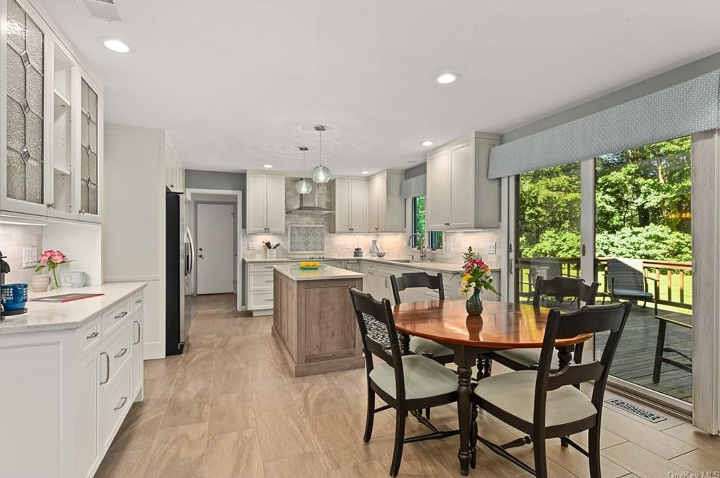 6 Quaker Hill Ct, Croton On Hudson NY  10520-3522 exterior