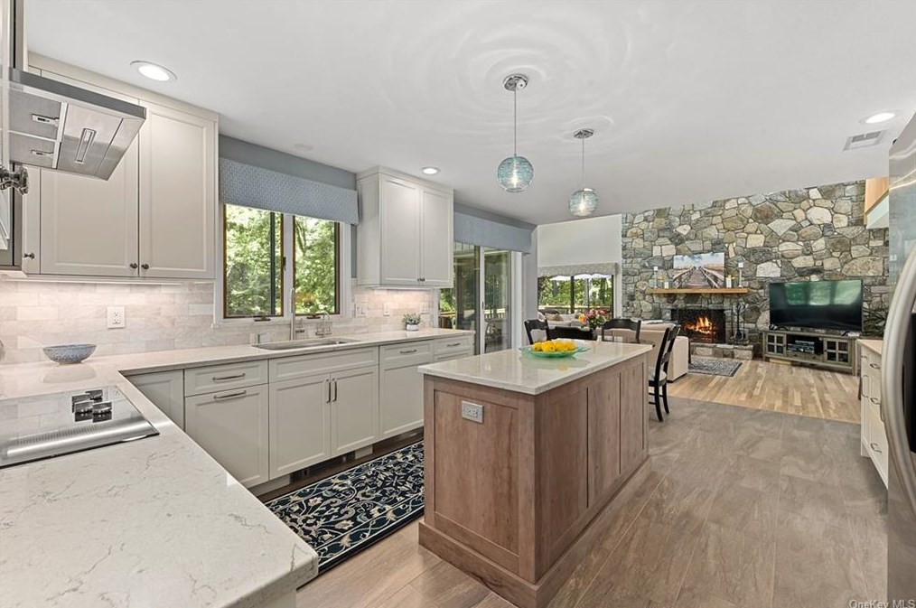 6 Quaker Hill Ct, Croton On Hudson NY  10520-3522 exterior