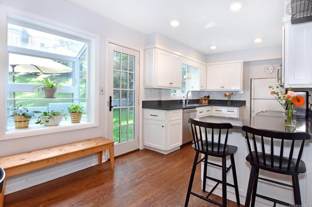 121 Walgrove Ave, Dobbs Ferry NY 10522-3106 exterior