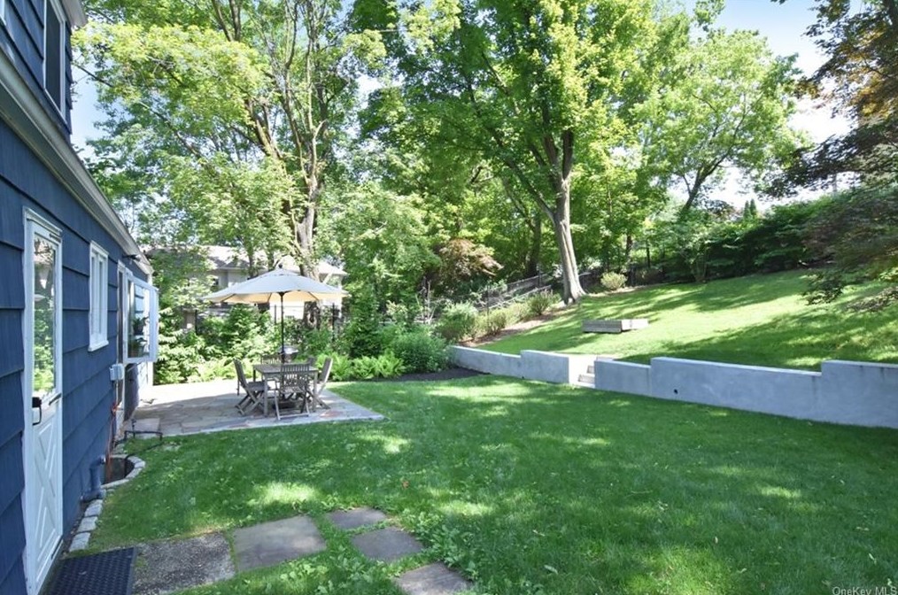 121 Walgrove Ave, Dobbs Ferry NY 10522-3106 exterior