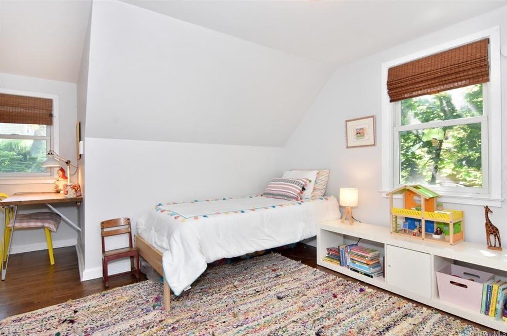 121 Walgrove Ave, Dobbs Ferry NY 10522-3106 exterior