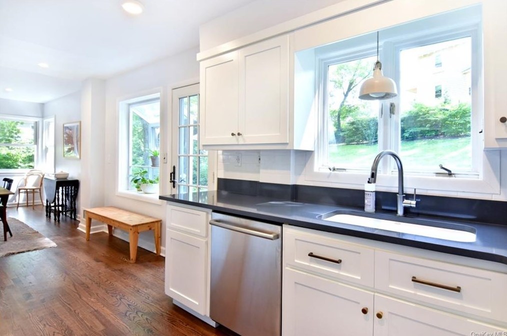 121 Walgrove Ave, Dobbs Ferry NY 10522-3106 exterior