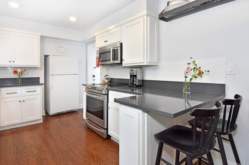 121 Walgrove Ave, Dobbs Ferry NY 10522-3106 exterior