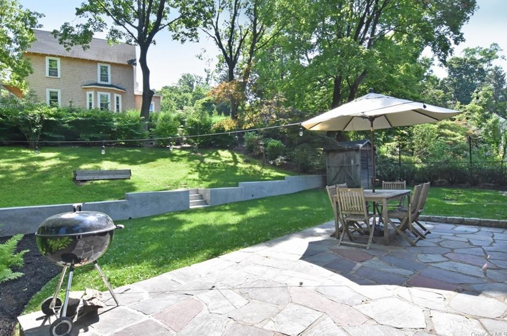 121 Walgrove Ave, Dobbs Ferry NY 10522-3106 exterior