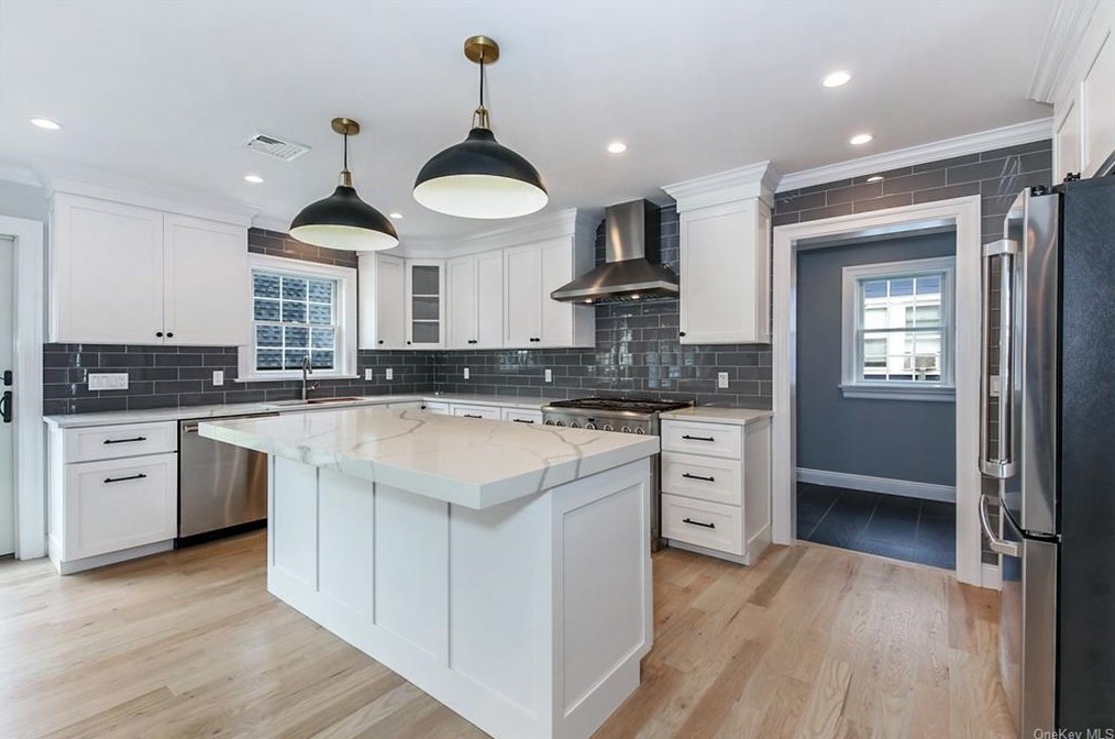 420 Beach Ave, Mamaroneck NY  10543-2708 exterior