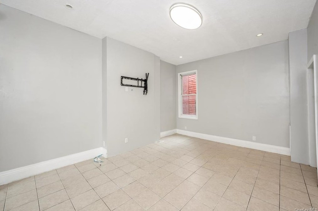 22 Saratoga Ave, Yonkers NY  10705-3209 exterior