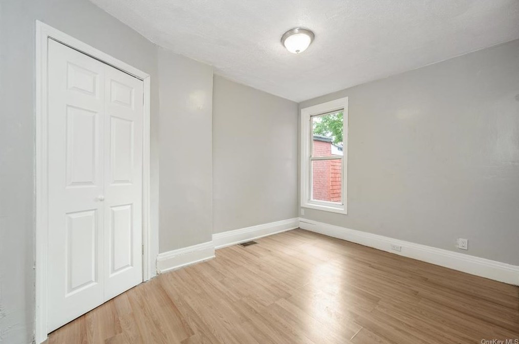 22 Saratoga Ave, Yonkers NY  10705-3209 exterior