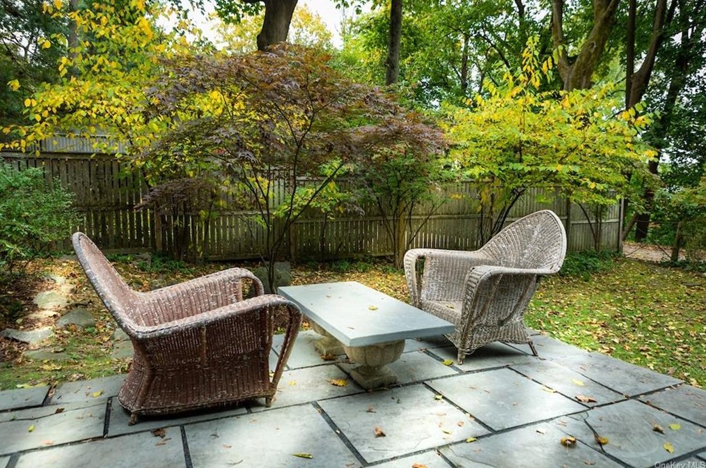 37 Colonial Ave, Dobbs Ferry NY  10522-2918 exterior