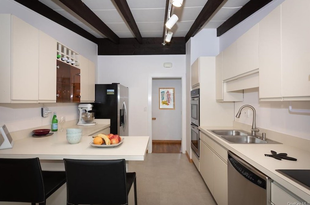 37 Colonial Ave, Dobbs Ferry NY  10522-2918 exterior