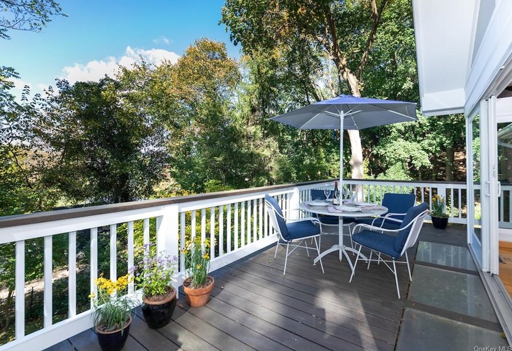 37 Colonial Ave, Dobbs Ferry NY  10522-2918 exterior