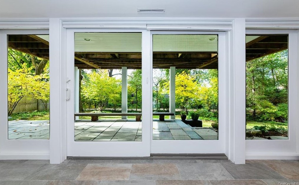 37 Colonial Ave, Dobbs Ferry NY  10522-2918 exterior