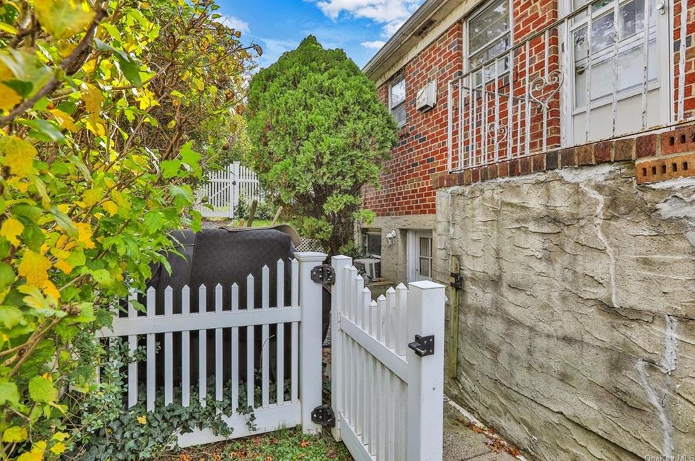 132 Ridgewood Ave, Yonkers NY 10704-2304 exterior