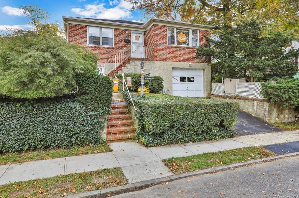 132 Ridgewood Ave, Yonkers NY 10704-2304 exterior