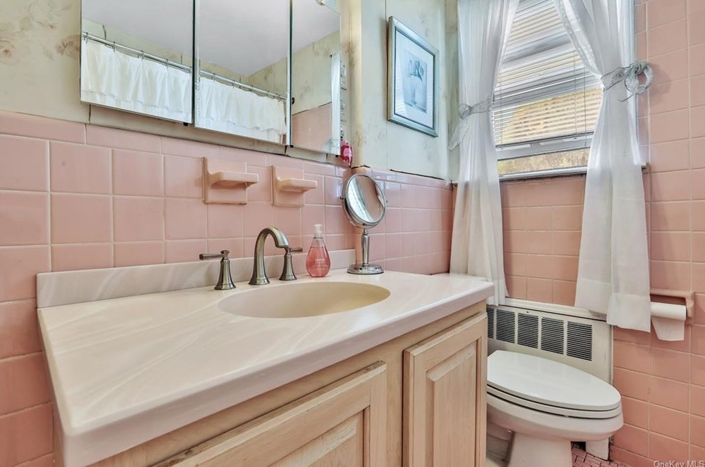 132 Ridgewood Ave, Yonkers NY 10704-2304 exterior