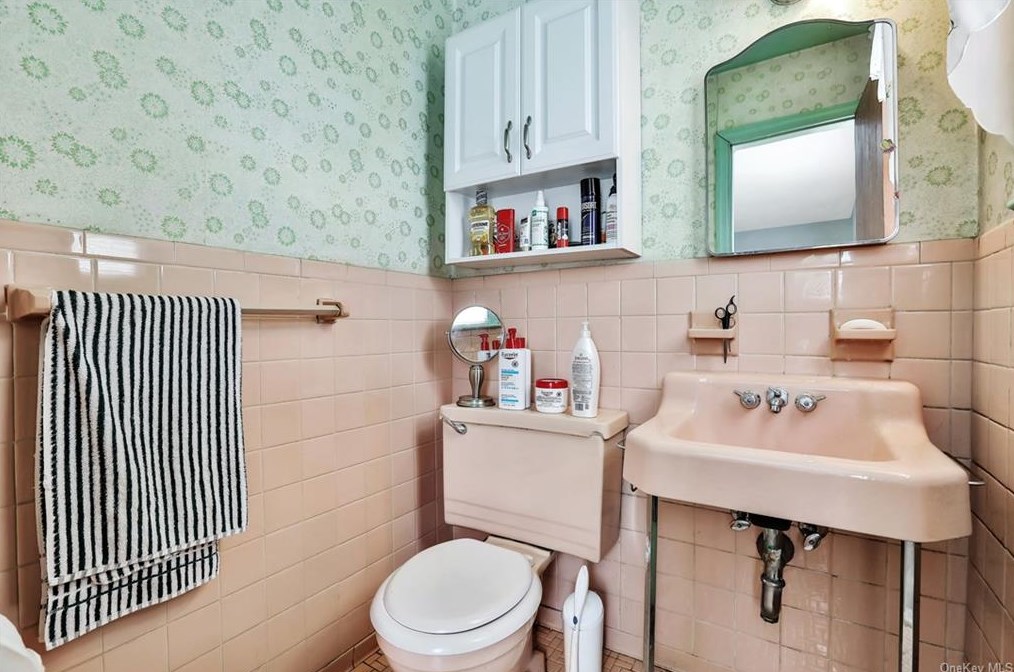 132 Ridgewood Ave, Yonkers NY 10704-2304 exterior