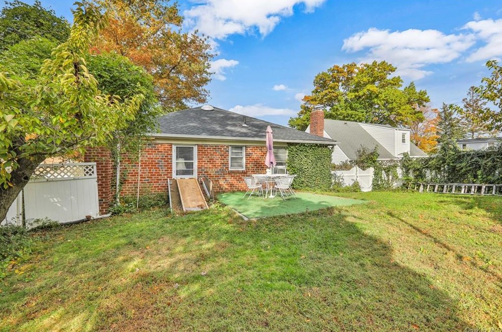 132 Ridgewood Ave, Yonkers NY 10704-2304 exterior