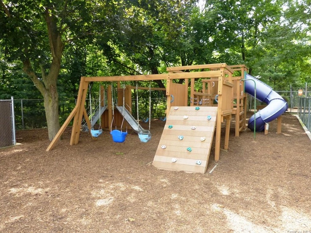 124 Sneden Pl, Chestnut Ridge NY  10977-3919 exterior