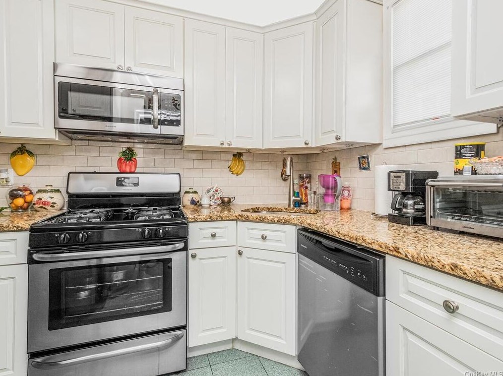 25 Colin St, Yonkers NY 10701-5511 exterior