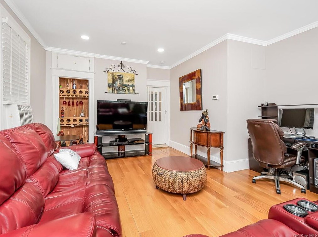 25 Colin St, Yonkers NY 10701-5511 exterior