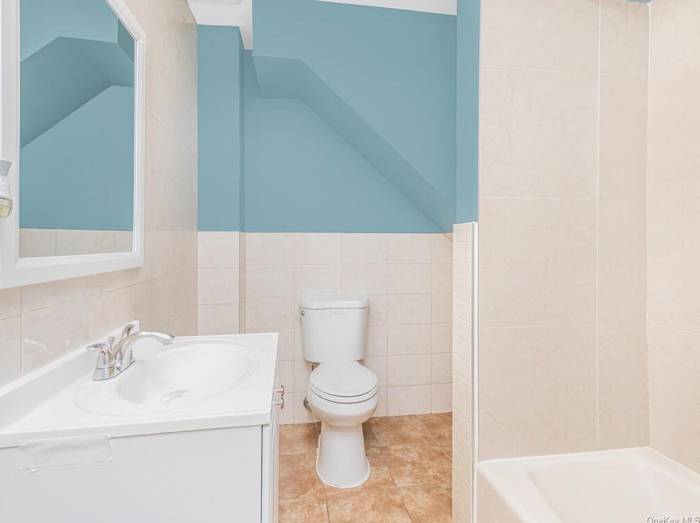 25 Colin St, Yonkers NY 10701-5511 exterior