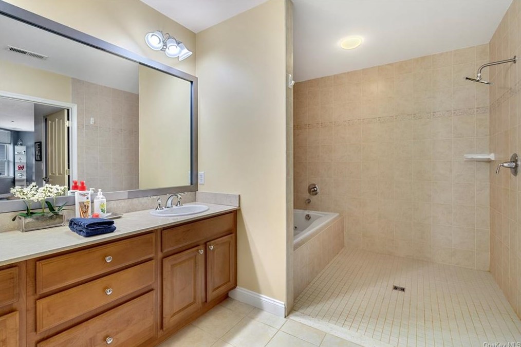 3205 Leeward Dr, Haverstraw NY  10927-2128 exterior