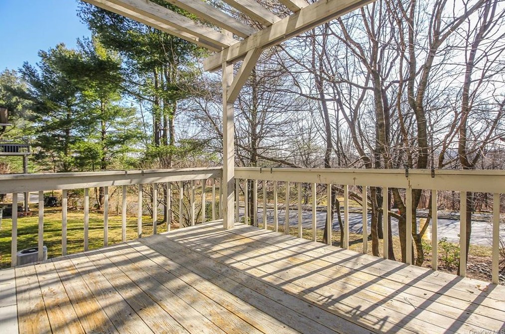 15 Villa Dr, Peekskill NY 10566-4939 exterior