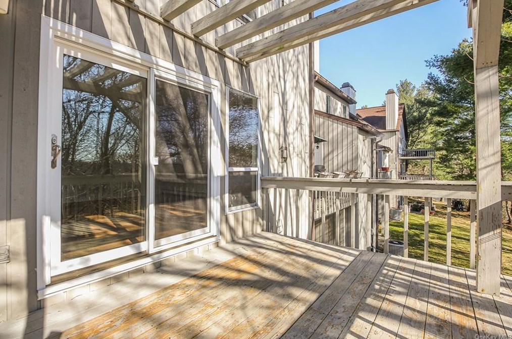 15 Villa Dr, Peekskill NY 10566-4939 exterior