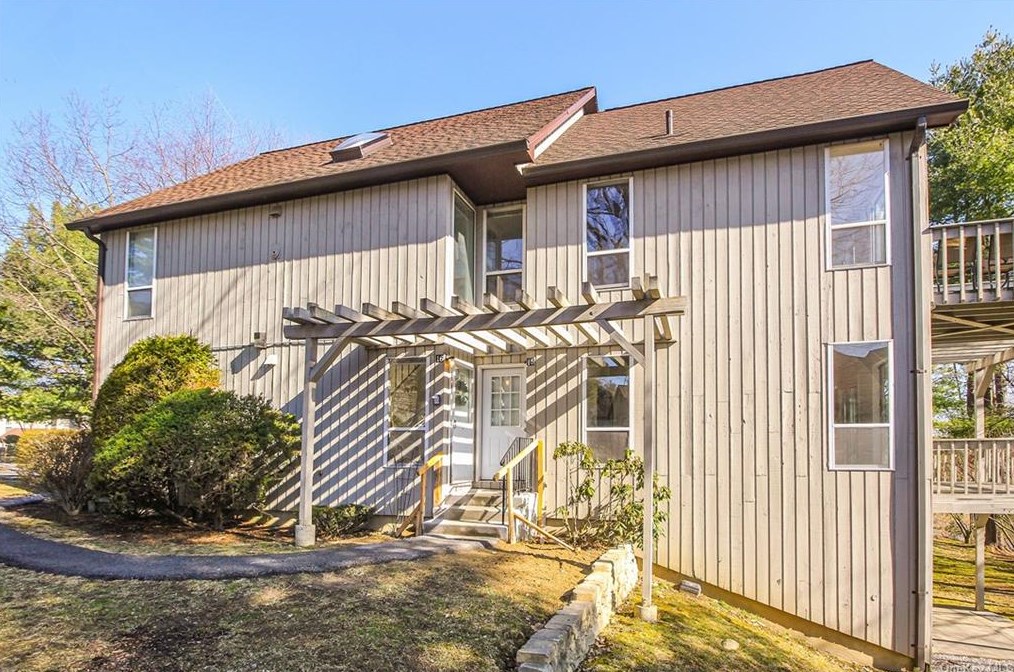 15 Villa Dr, Peekskill NY 10566-4939 exterior