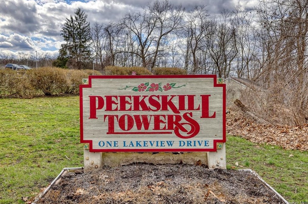 1 Lakeview Dr, Peekskill NY 10566-2222 exterior