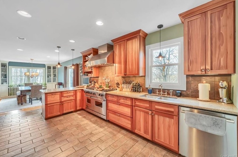 1340 Longview Ave, Peekskill NY  10566-4825 exterior