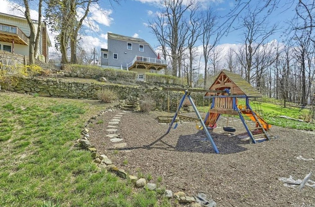 1340 Longview Ave, Peekskill NY  10566-4825 exterior