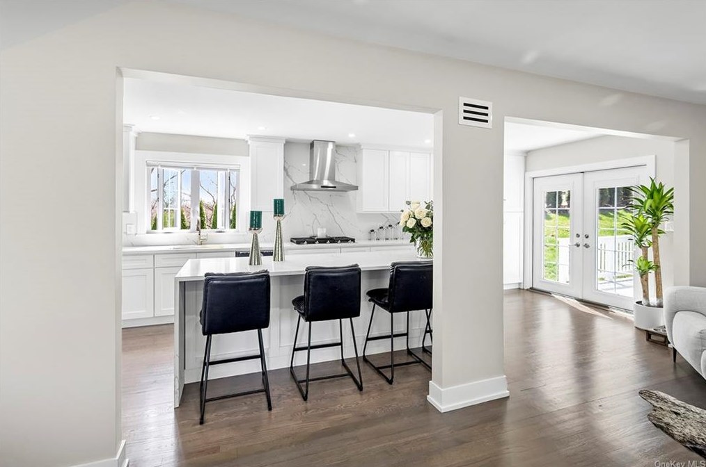 204 Hickory Grove Dr, Larchmont NY  10538-1408 exterior