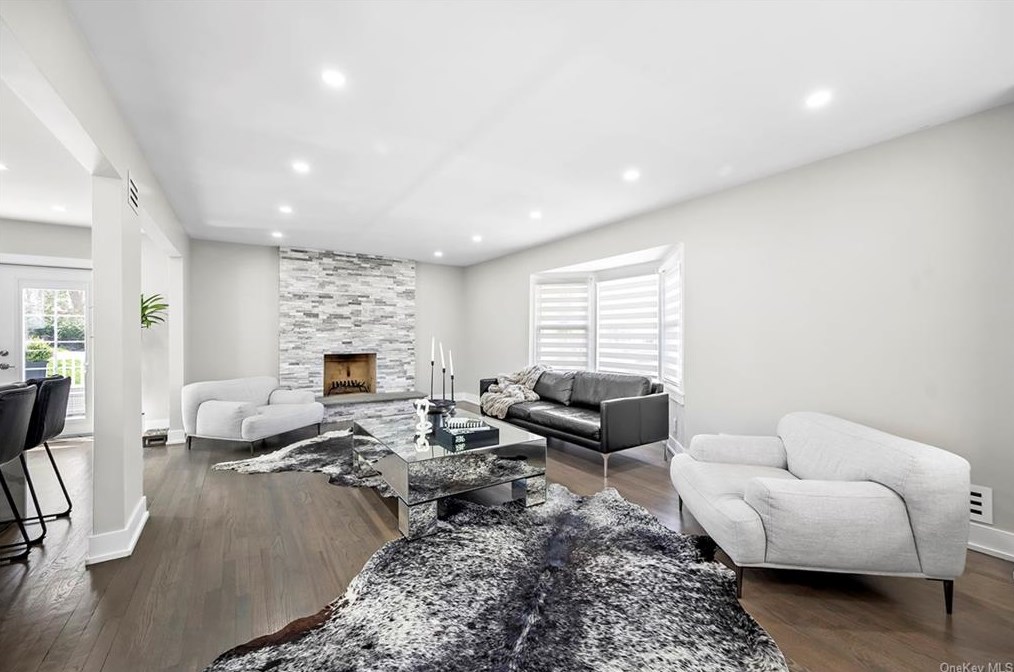 204 Hickory Grove Dr, Larchmont NY  10538-1408 exterior