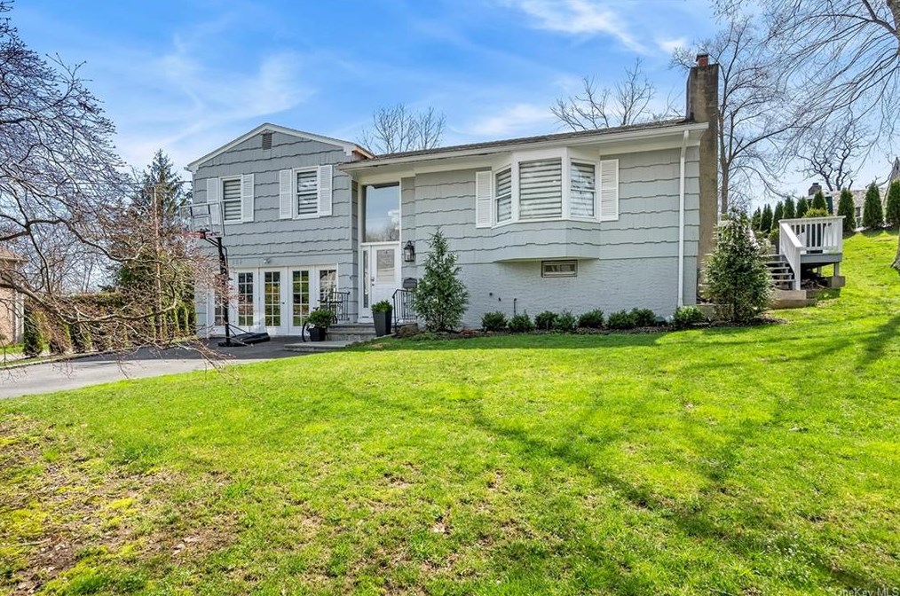 204 Hickory Grove Dr, Larchmont NY  10538-1408 exterior