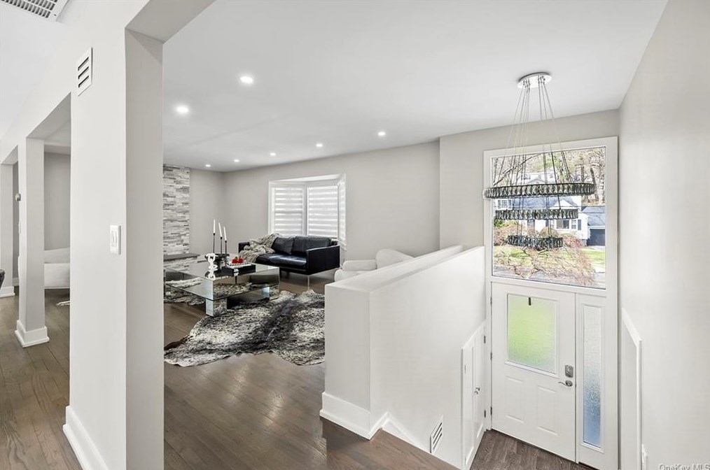 204 Hickory Grove Dr, Larchmont NY  10538-1408 exterior