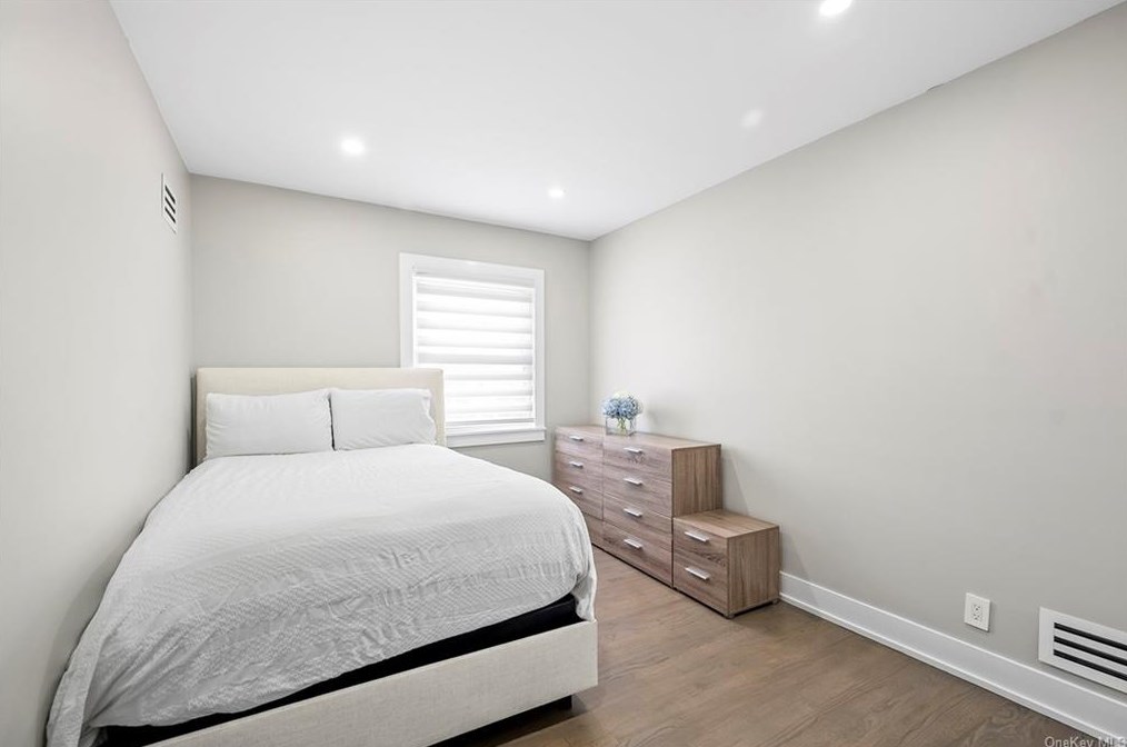 204 Hickory Grove Dr, Larchmont NY  10538-1408 exterior