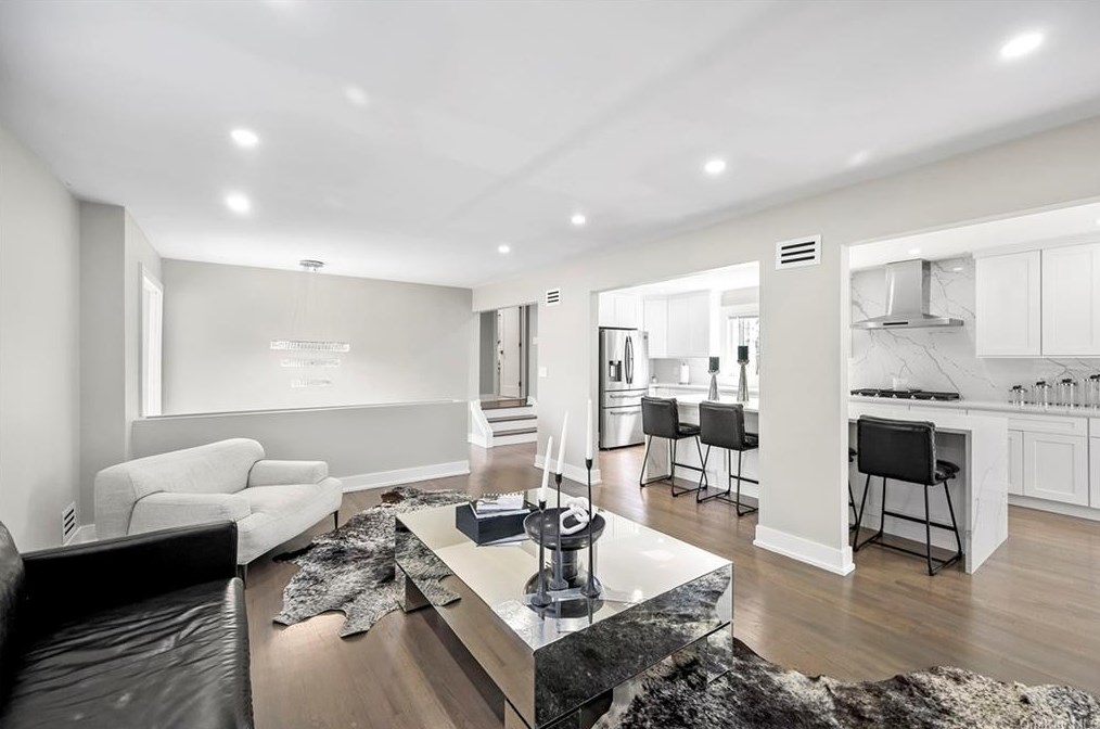 204 Hickory Grove Dr, Larchmont NY  10538-1408 exterior